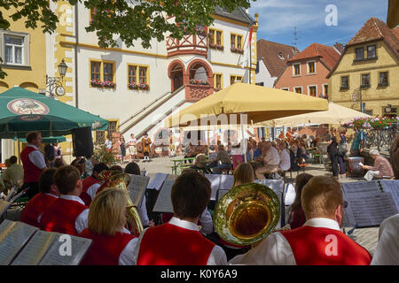 Blasmusik vor dem Rathaus auf dem Marktplatz in Volkach, Unterfranken, Bayern, Deutschland Stockfoto