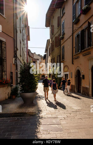 Enge Gasse in Salo, Einkaufsstraße, Gardasee, Brescia, Lombardei, Italien Stockfoto