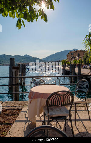 Restaurant am Gardasee, Salò, Provinz Brescia, Lombardei, Italien Stockfoto