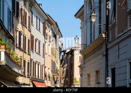 Enge Gasse in Salo, Einkaufsstraße, Gardasee, Brescia, Lombardei, Italien Stockfoto