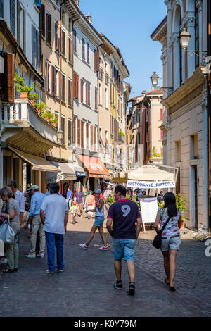 Enge Gasse in Salo, Einkaufsstraße, Gardasee, Brescia, Lombardei, Italien Stockfoto