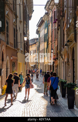 Enge Gasse in Salo, Einkaufsstraße, Gardasee, Brescia, Lombardei, Italien Stockfoto