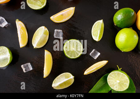 Die Mojito auf dunklem Hintergrund der Ansicht von oben Stockfoto