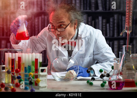 Verrückter Wissenschaftler das Mischen von Chemikalien zu experimentieren auf Maus Stockfoto