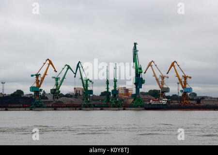 Blick auf die industrielle mit Kränen. Stockfoto