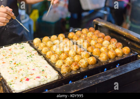 Prozess zu kochen takoyaki Populärste leckeren Snack von Japan Stockfoto