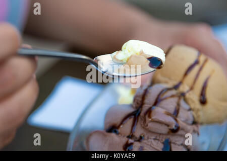 Close up Detailansicht leckere Schokolade und Karamell Eis mit Schokoladensauce auf Glas Schale serviert. Stockfoto