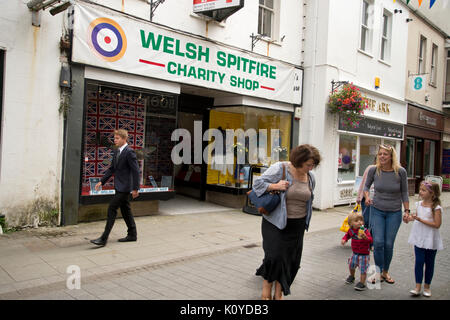 West Wales. Haverford West. Bridge Street. Welsh spitfire Charity Shop. Stockfoto