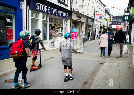 West Wales. Haverford West. Bridge Street. Clidren auf Motorroller. Stockfoto