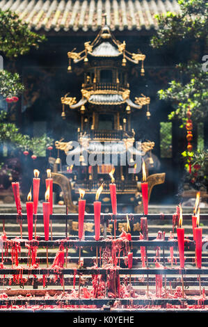 Rote Kerzen brennen in einem buddhistischen Tempel Stockfoto