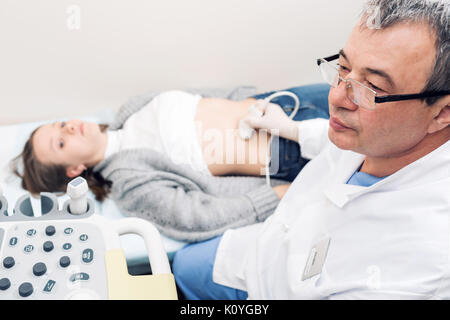 Nach weiblichen Patienten durch abdomen Ultraschall bei privaten Klinik. Stockfoto
