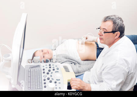 Nach weiblichen Patienten durch abdomen Ultraschall bei privaten Klinik. Stockfoto