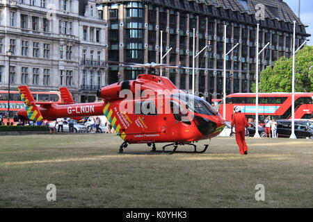 London Air Ambulance (HEMS) MD-902 Explorer am Parliament Square an einem medizinischen Notfall Stockfoto
