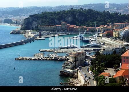 Der Hafen von Nizza von der Corniche, Frankreich Stockfoto