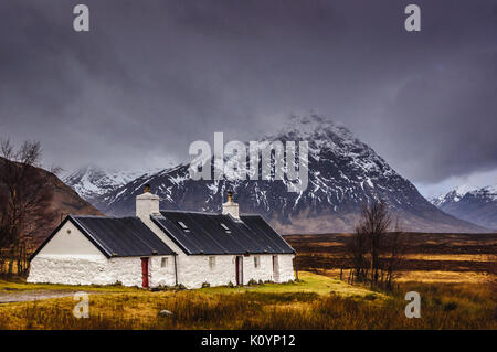 Eine ländliche Landschaft im Winter mit Blackrock Cottage vor schneebedeckten Berg Buachaille Etive Mor in Glencoe, Schottland Stockfoto