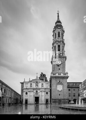 Zaragoza, Spanien - 23. Mai 2014: Blick von La Seo, einer der beiden Kathedralen in Zaragoza, Spanien, zeigen den Turm und Haupteingang bei Regenwetter. Bl Stockfoto