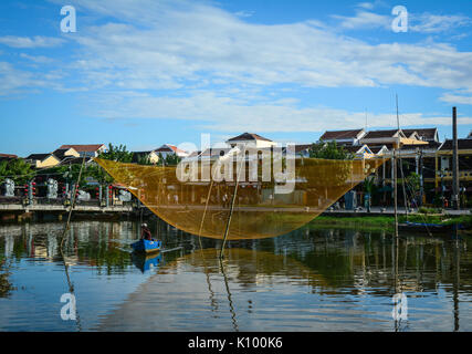 Hoi An, Vietnam - 28.November 2015. Fluss Szene mit einem Fischernetz in der Alten Stadt Hoi An, Vietnam. Hoi An ist Vietnam die meisten atmosphärischen und entzückenden Stadt. Stockfoto