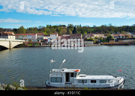 Frühlingssonne auf den Fluss Lot Saint-Sylvestre-sur-Lot, Lot-et-Garonne, Frankreich. Über den Fluss ist Port de Penne, dem alten Flusshafen für Penne d'Agenais. Stockfoto