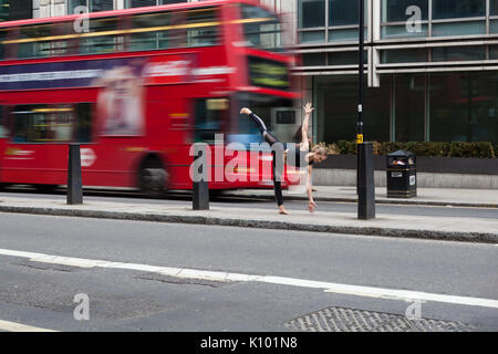 Yoga in der Londoner City - finden innere Ruhe inmitten der Geschäftigkeit der Stadt Stockfoto