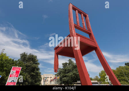 Genf, Schweiz Das Hotel des Nations Wasserstrahlen Feder aus dem Boden. Das Quadrat ist die Heimat der "Broken Chair" ein Symbol der Antipersonenminen Stockfoto