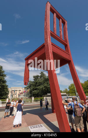 Genf, Schweiz Das Hotel des Nations Wasserstrahlen Feder aus dem Boden. Das Quadrat ist die Heimat der "Broken Chair" ein Symbol der Antipersonenminen Stockfoto