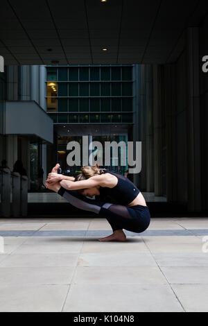 Yoga in der Londoner City - finden innere Ruhe inmitten der Geschäftigkeit der Stadt Stockfoto