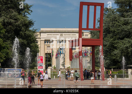 Genf, Schweiz Das Hotel des Nations Wasserstrahlen Feder aus dem Boden. Das Quadrat ist die Heimat der "Broken Chair" ein Symbol der Antipersonenminen Stockfoto