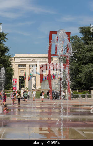 Genf, Schweiz Das Hotel des Nations Wasserstrahlen Feder aus dem Boden. Das Quadrat ist die Heimat der "Broken Chair" ein Symbol der Antipersonenminen Stockfoto