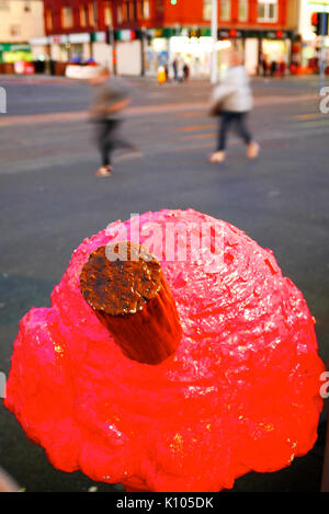 Zwei Frauen, die letzten Riesen Kunststoff strawberry Flavored ice cream mit Schokolade Flake, Blackpool, Großbritannien Stockfoto