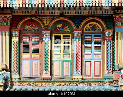 Vorderansicht des farbenfrohen traditionellen Haus Singapore mit antiken Fensterläden und Bogenfenstern in historischen Little India. Stockfoto