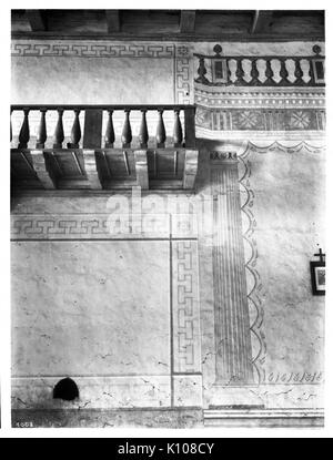 Balkon- und Wanddekorationen in der Kirche, der Mission San Miguel Arcangel, in der Nähe von Templeton, California, Ca. 1905 (CHS 4008) Stockfoto