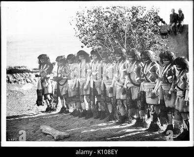 Antilope Priester in der Linie vor eine kiva während einer Snake Dance Zeremonie an Oraibi, California, Ca.1896 (CHS 4737) Stockfoto