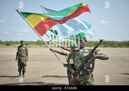 Die AMISOM stellvertretender Kommandeur, Major General Geoffrey Baraba Muheesi und die AMISOM neuer Polizeichef, Anand Pillay, Ankunft in Baidoa, Somalia, zu einer Ehrenwache am 20. Juni. Die beiden Amisom (14466229442) Stockfoto