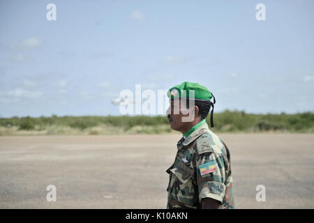 Die AMISOM stellvertretender Kommandeur, Major General Geoffrey Baraba Muheesi und die AMISOM neuer Polizeichef, Anand Pillay, Ankunft in Baidoa, Somalia, zu einer Ehrenwache am 20. Juni. Die beiden Amisom (14466438444) Stockfoto