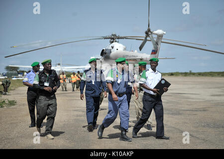 Die AMISOM stellvertretender Kommandeur, Major General Geoffrey Baraba Muheesi und die AMISOM neuer Polizeichef, Anand Pillay, Ankunft in Baidoa, Somalia, zu einer Ehrenwache am 20. Juni. Die beiden Amisom (14466237002) Stockfoto