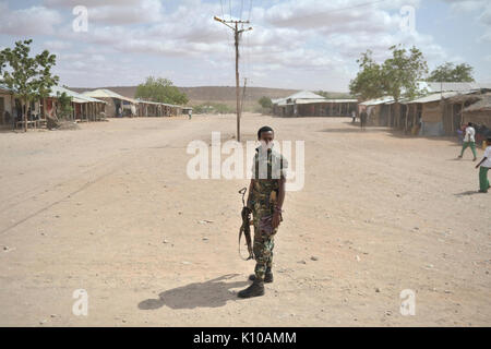 Ein äthiopischer Soldat, Teil der Mission der Afrikanischen Union in Somalia, steht auf einer der wichtigsten Straßen der Stadt Garbaharey. Die AMISOM stellvertretender Kommandeur, Major General Geoffrey Baraba Muheesi, und Sektor (14474593845) Stockfoto