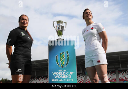 England Kapitän Sarah Jäger (rechts) und Neuseeland Kapitän Fiao'o Faamausili posieren mit den Frauen Rugby World Cup während der Mittel bei den Kingspan Stadion, Belfast, vor WM-Endspiel zwischen England und Neuseeland der Frauen dieser Samstag. Stockfoto