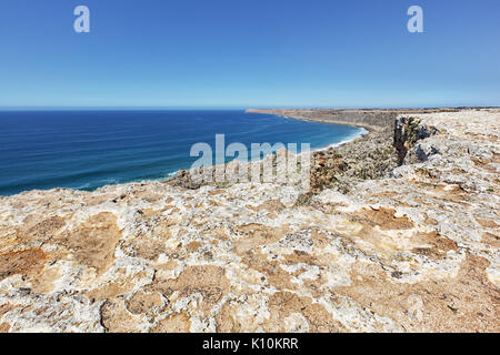 Felsige Klippen mit Blick aufs Meer und blauer Himmel, Atlantikküste, Marokko. Stockfoto