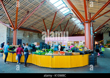 Obst und Gemüse Stände, Balti Jaama Turg, neuer Markt im Mai 2017 öffnete, Balti Jaam Kalamaja, Tallinn, Estland Stockfoto