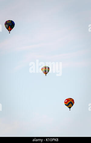 Drei bunten Heißluftballons schweben in einer Reihe entfernt in den Himmel Stockfoto