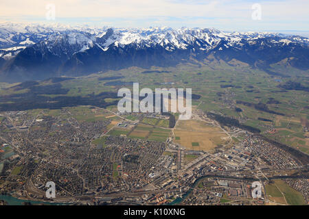 Thun Alpen Panorama übersicht Berge der Schweiz Stadt Panoramablick Luftbild Fotografie Foto Stockfoto