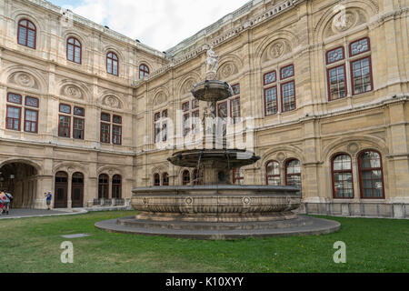 Ein Blick auf den Brunnen an der Seite der Konzertvereinigung Wiener Staatsopernchors in Wien Stockfoto