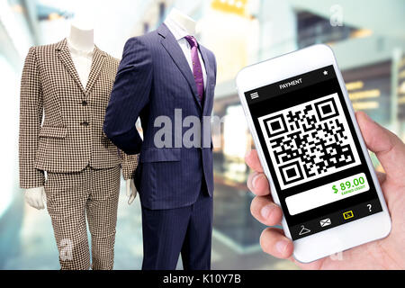 Qr-Code Technologie, die bargeldlose Zahlung Konzept. Kunden mobile phone qrcode im Einzelhandel Mode Kaufhaus mall Shop zu scannen. Stockfoto