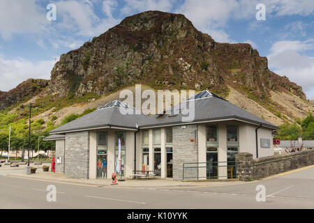 Die walisische Stadt Blaenau Ffestiniog berühmt für seine Schiefergruben mit Gareg Ddu hoch in den Hintergrund Stockfoto