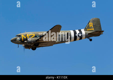 Flugzeug WWII Douglas C-53 Skytrooper fliegen bei Airshow Stockfoto