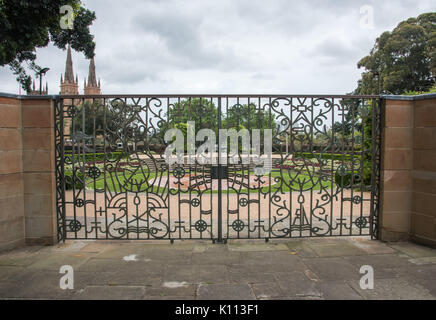 SYDNEY, NSW, Australien - NOVEMBER 19,2016: Metall Tor im Sandringham Garten im Hyde Park in Sydney, Australien Stockfoto