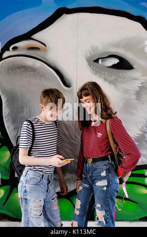 Siebzehn Jahre alten Mädchen stehend tragen schwarze high Heels