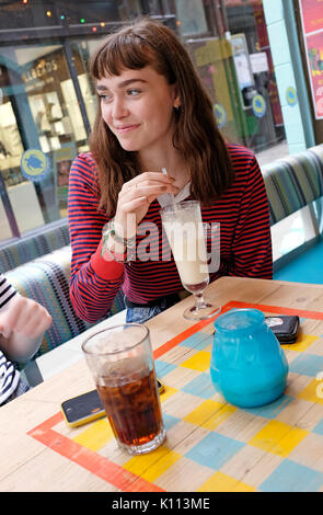 Junge Teenager weiblich im Cafe Stockfoto