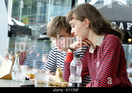 Junge Teenager Paar in Cafe Stockfoto