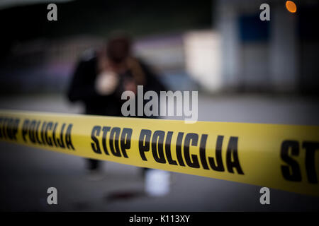 Tatort, Mord, Untersuchung, blutige Spur auf dem Asphalt, laufende Ermittlungen, Kamera von Sachverständigen des Mordes Stockfoto